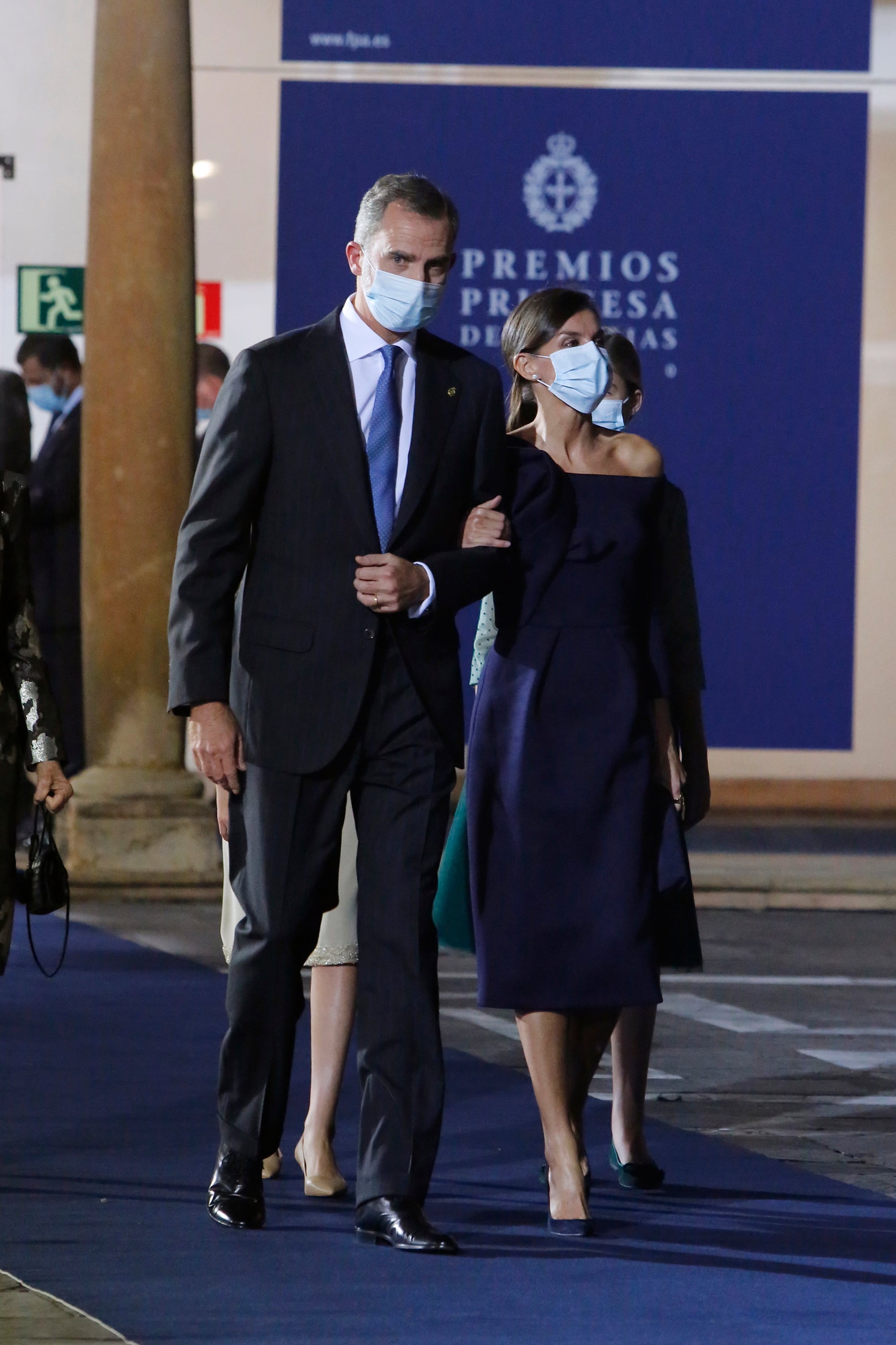 Los reyes Felipe y Letizia; a su salida del acto de entrega de los Premios Princesa de Asturias 2020. (Jorge Peteiro - Europa Press)