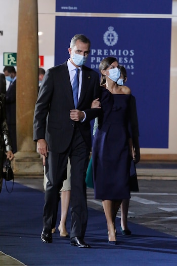 Los reyes Felipe y Letizia; a su salida del acto de entrega de los Premios Princesa de Asturias 2020. (Jorge Peteiro - Europa Press)