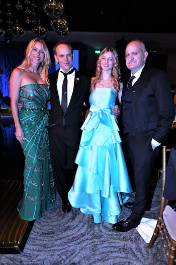 Nicole Neumann acompañó a Allegra en su debut de alta costura en una gala solidaria