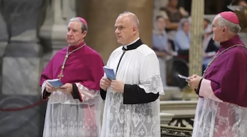 El Superior general de la Fraternidad Sacerdotal San Pío X, Davide Pagliarini, en las consagraciones episcopales de la congregación.