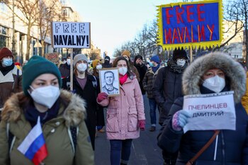 FOTO DE ARCHIVO: Manifestantes en Berlín, Alemania, el 31 de enero piden la liberación del líder opositor ruso Alexei Navalny (REUTERS/Christian Mang)