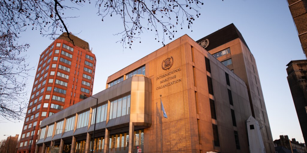 Buques varados en el estrecho de Ormuz