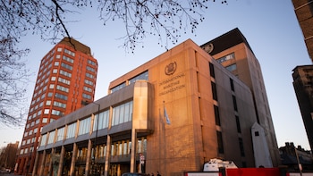 Buscan destrabar más de 2.000 buques varados en el estrecho de Ormuz