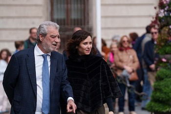 La presidenta de la Comunidad de Madrid, Isabel Díaz Ayuso, y su jefe de Gabinete, Miguel Ángel Rodríguez (Matias Chiofalo / Europa Press)