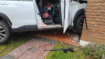 Persecución y tiroteo en Bernal: dos delincuentes murieron al estrellarse contra una vivienda