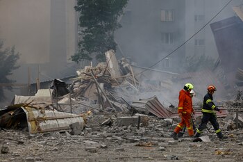 Bomberos caminan en el lugar