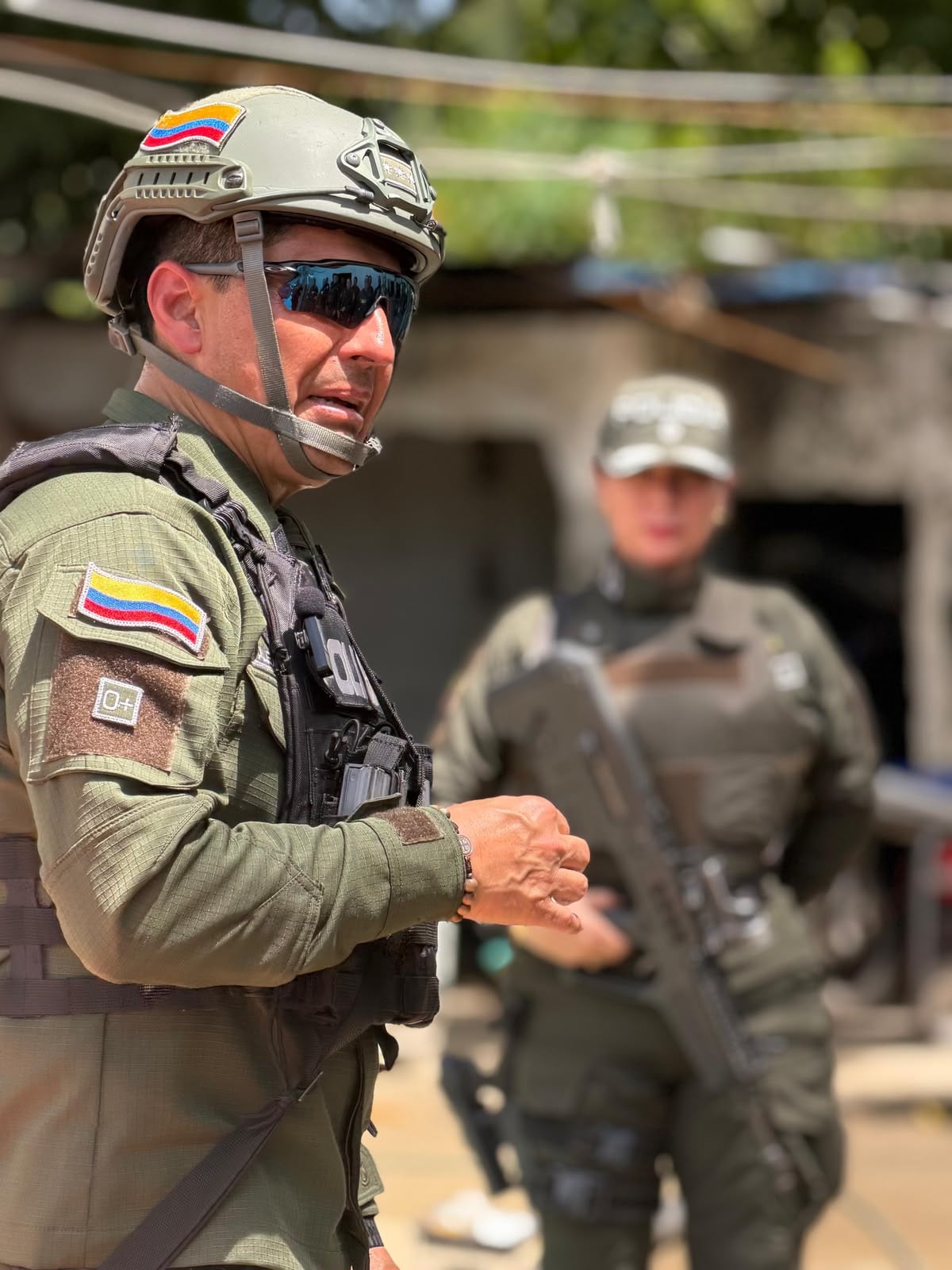 El mayor general Jesús Alejandro Barrera Peña reconoció que la estación de Policía de Norosí opera con condiciones precarias de infraestructura, alojamiento, servicios y alimentación - crédito prensa Policía Nacional