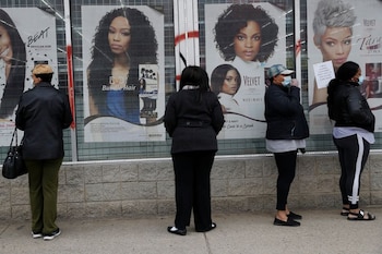 Foto de archivo. Personas haciendo fila con distanciamiento social para entrar a un comercio, mientras la enfermedad del coronavirus continúa extendiéndose en Michigan, EEUU. 25 de abril, 2020. REUTERS/Shannon Stapleton