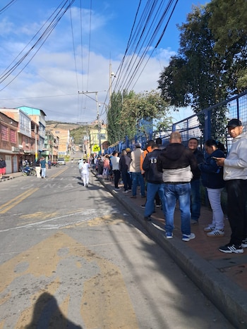 Só pode votar quem entregou o documento de identidade ao juiz antes das 16h; A classificação não garante o direito de voto após esse período – crédito Julieth Cicua