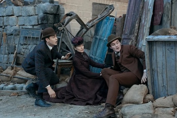 Fiennes Tiffin con Natascha McElhone