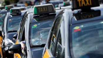 Un trabajo penoso y peligroso: una iniciativa pide adelantar la edad de jubilación sin penalización para taxistas y conductores de autobús