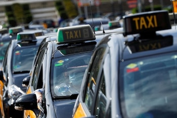 Taxistas protestan contra la regulación de los coches VTC en Barcelona, España, a 20 de mayo de 2021. (Reuters/Albert Gea)