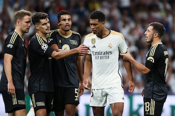 Jude Bellingham rodeado por jugadores