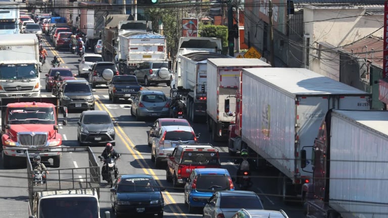 Se estima que por la Calle Martí de ciudad de Guatemala transitan más de 196 mil vehículos diarios. (Foto: Prensa Libre)