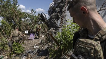 Soldados ucranianos caminan entre los