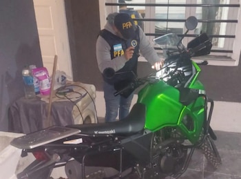 La moto que fue recuperada durante los allanamientos (Gentileza: El Diario Sur)