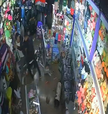 El agresor discutió con la trabajadora y causó daños en el establecimiento durante la confrontación en la terminal de Bogotá - crédito Captura de video