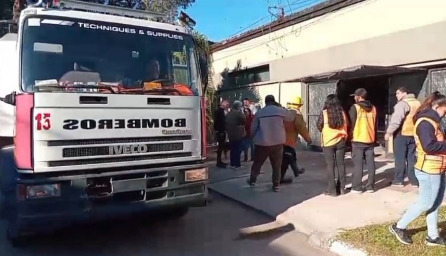 Bomberos trabajando en la escena del hecho