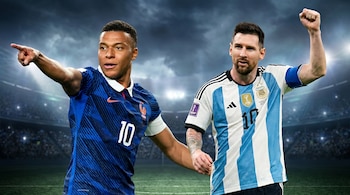 Kylian Mbappé con camiseta de Francia y Lionel Messi con camiseta de Argentina, ambos en un estadio de fútbol. Mbappé señala, Messi alza el puño.