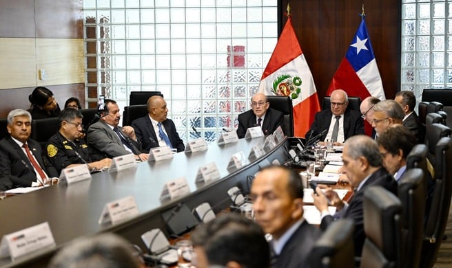 Las delegaciones de Perú y Chile, con el Canciller Hugo de Zela presente, sostuvieron la III Reunión del Comité Binacional de Cooperación Migratoria para fortalecer lazos y abordar la migración irregular. (Cancillería)