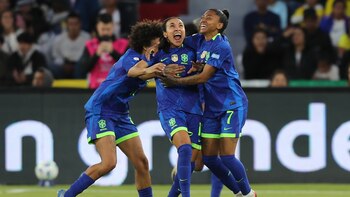 Las manos de Lorena entregan