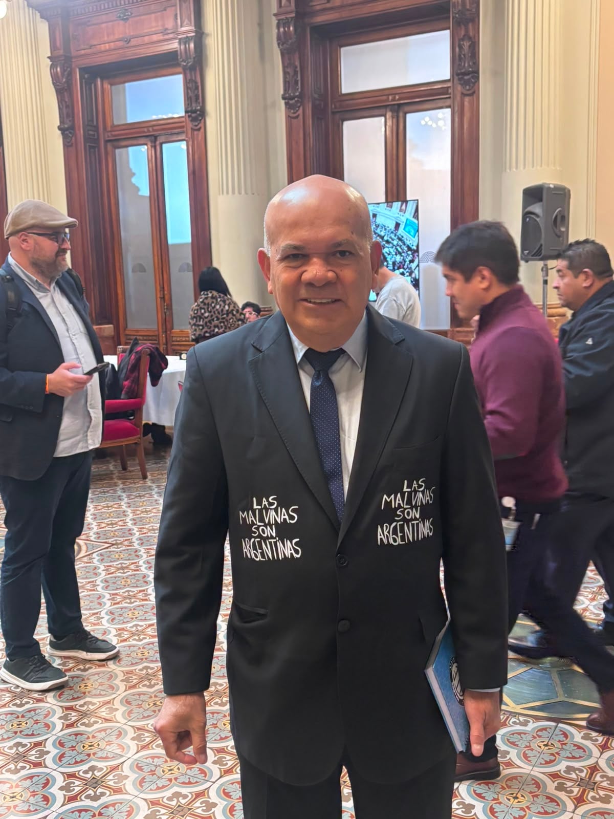 Aldo Leiva llegó al recinto con un traje que tenía escrita la leyenda