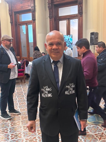 Aldo Leiva llegó al recinto con un traje que tenía escrita la leyenda "Las Malvinas son argentinas"
