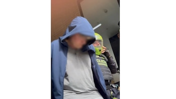 El ciudadano estadounidense Grant Gail quedó en libertad en Bogotá tras descartarse indicios de abuso o violencia en el caso que lo involucraba con tres menores de edad - crédito Colombia Oscura/X