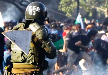 24/10/2019 Carabinero durante las protestas sociales en Chile
POLITICA
MARIO DAVILA/AGENCIAUNO / MARIO DAVILA/AGENCIAUNO