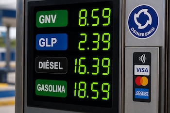 Pantalla digital de un surtidor con marcadores de precios de combustibles, un logotipo circular de Osinergmin e íconos de tarjetas de pago.