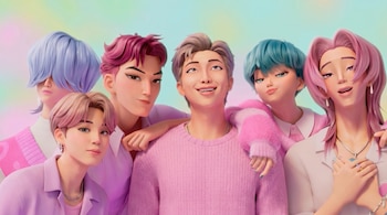 Seis personajes masculinos animados, con cabello de varios colores pastel y vestimenta rosa, posando juntos frente a un fondo degradado de tonos suaves.
