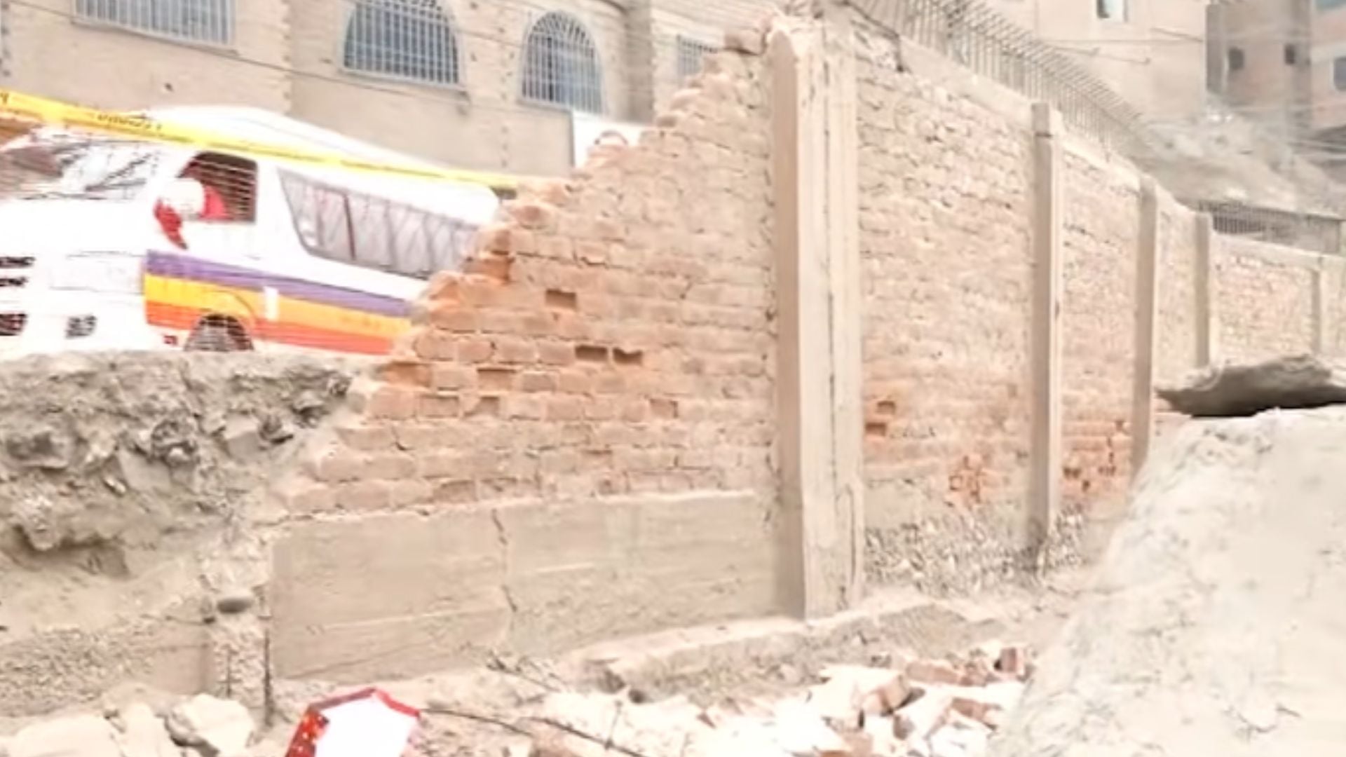 Vecinos atribuyen el deterioro a posibles filtraciones subterráneas, en una zona donde existen redes de agua potable, desagüe y gas - Créditos: Captura de pantalla de Panamericana TV.