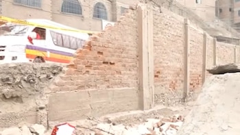 Muro de colegio cae en Ate y deja a más de 150 escolares expuestos y en peligro