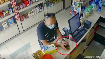 Delincuente utiliza pico de botella