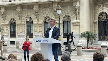 Feijóo se compromete a "desclasificar todos los documentos" sobre la regularización de migrantes si llega a presidente