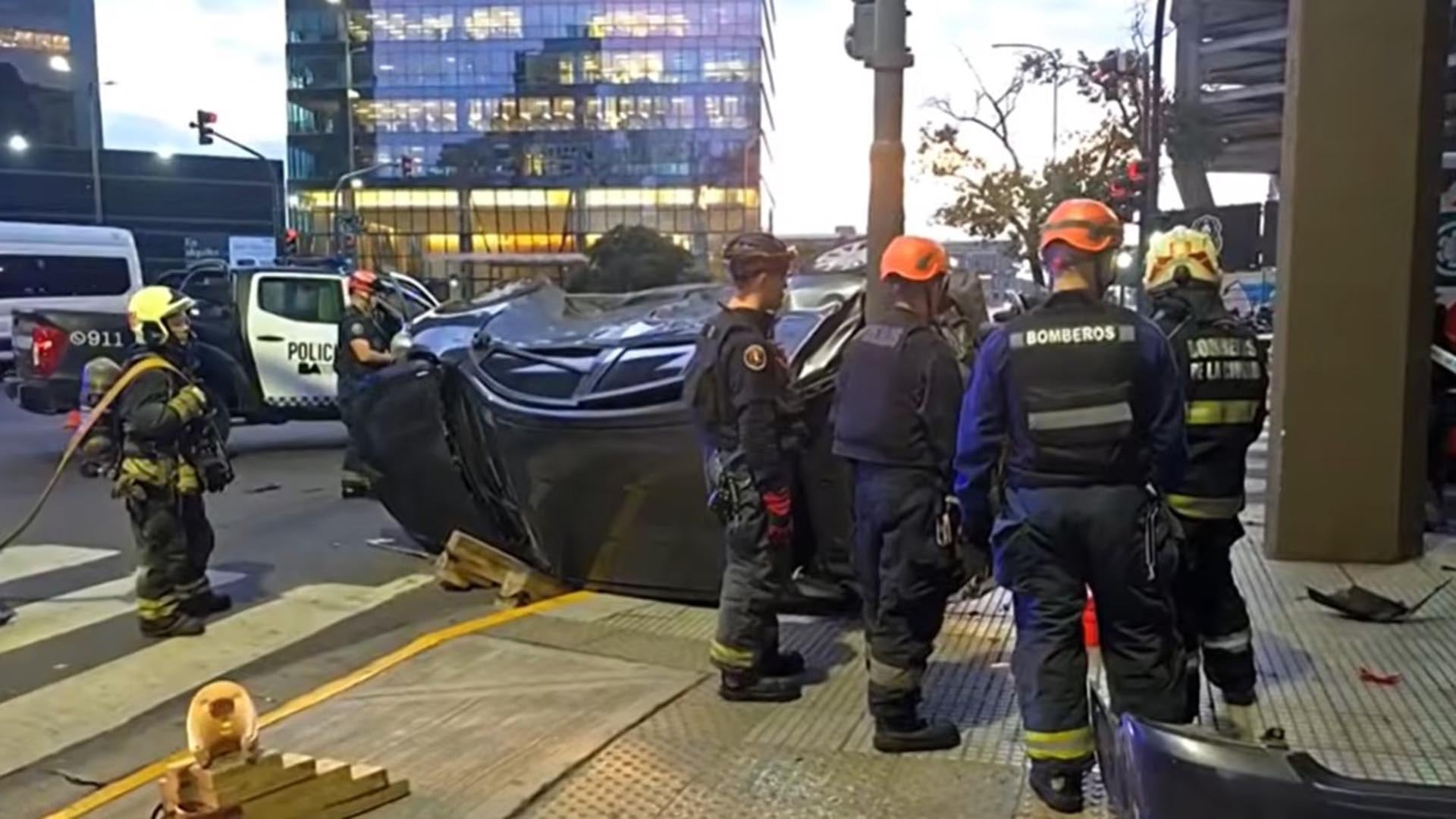 Los servicios de emergencia trabajan para asegurar la zona tras el vuelco de un vehículo en la vía pública, con bomberos y policía presentes en el lugar.