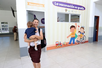 AME2168. SAN SALVADOR (EL SALVADOR), 10/04/2026.- Una mujer con su hijo participa en una jornada de vacunación contra el sarampión este viernes, en un centro de salud público en Nejapa, a 19 kilómetros de San Salvador (El Salvador). El Salvador comenzó una campaña de vacunación especial contra el sarampión, dirigida a menores de seis a once meses, en momentos en que el país centroamericano reporta 11 contagios "importados" y que la región de las Américas enfrenta brotes de esta enfermedad. EFE/ Javier Aparicio