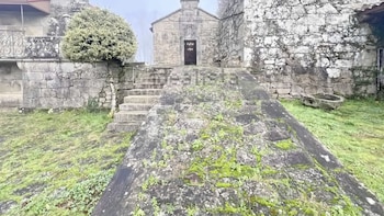 Ponen a la venta un pazo gallego del siglo XVI por 850.000 euros: tiene una capilla propia