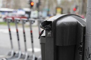 Una papelera con dispensador de