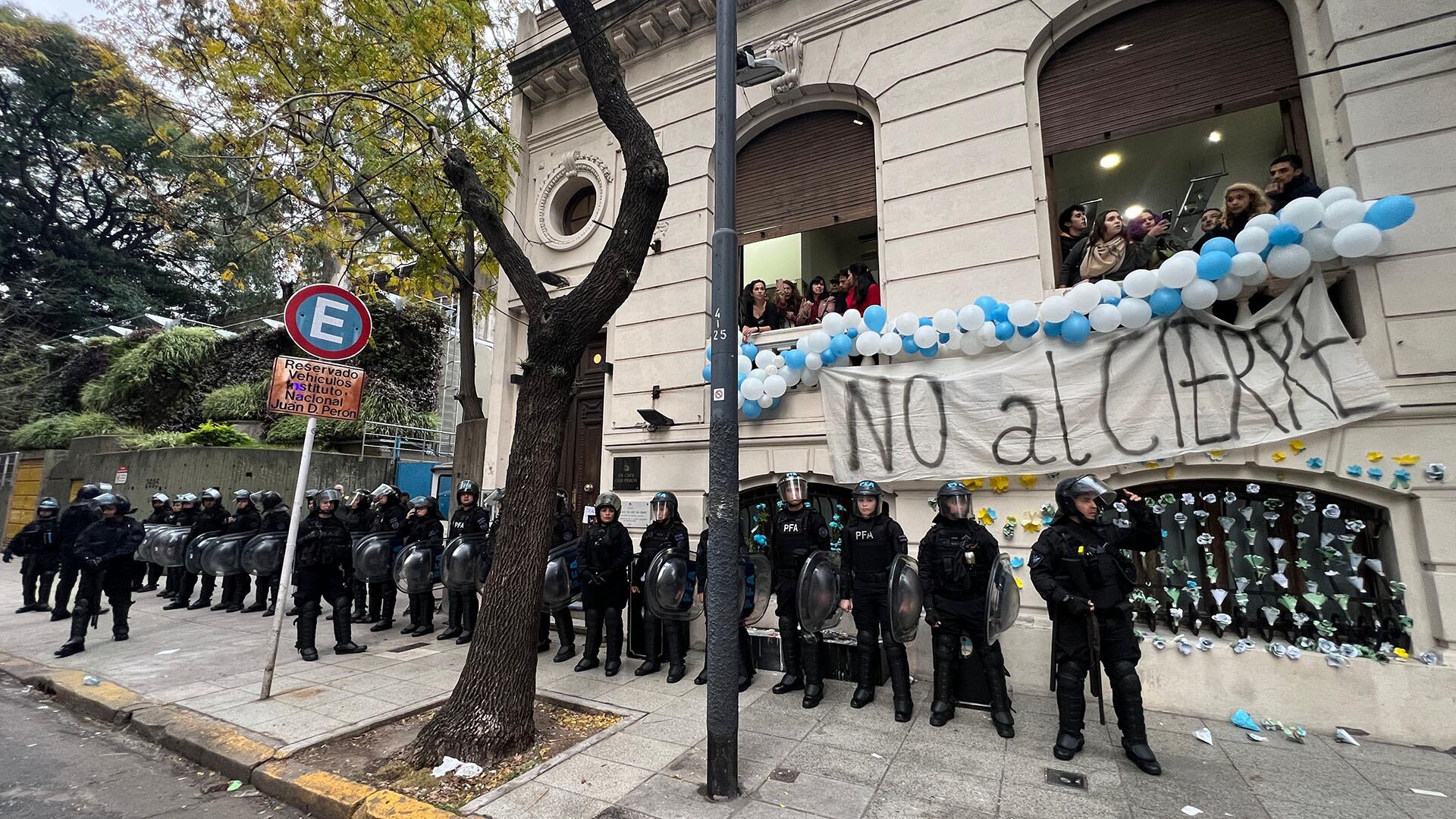 El cordón policial de la Policía Federal, frente al local