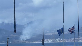 Infoca vuelve a movilizar medios a la zona de las Pantallas en Algeciras por un nuevo incendio