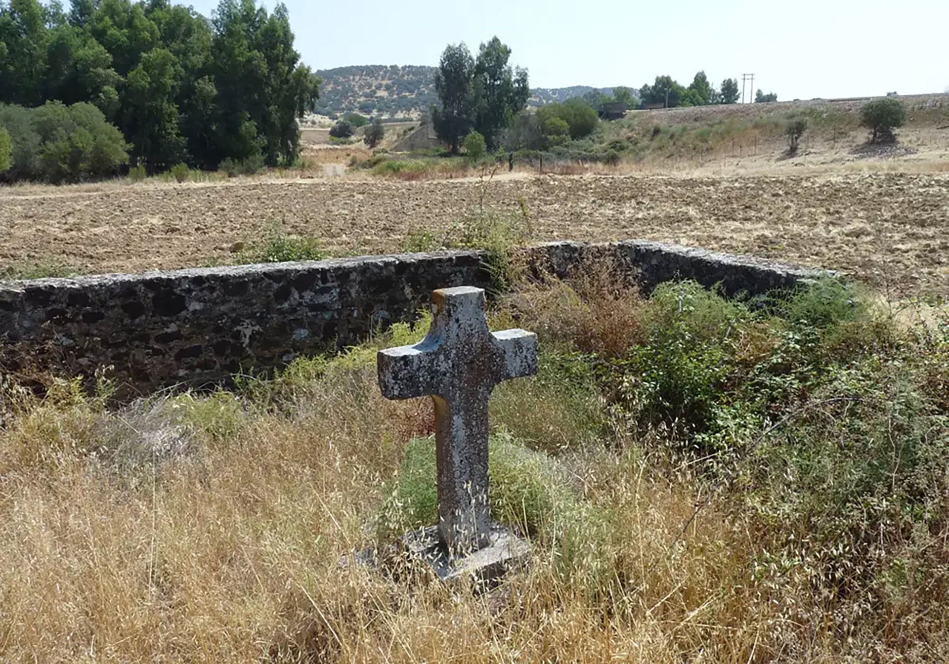 La cruz que marca el lugar de la catástrofe. Más de 140 años después siguen sin conocerse con certeza las causas del derrumbe del puente que provocó la caída del convoy