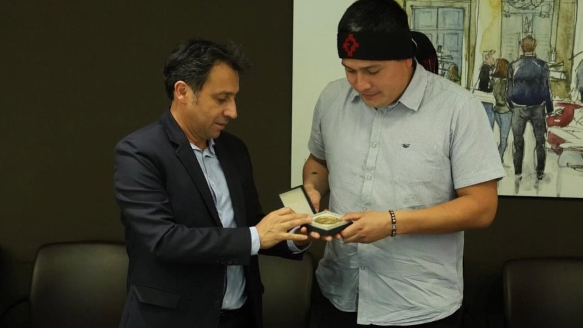 El diputado francés Rodrigo Arenas entregó la medalla al hijo de Héctor Llaitul, Ernesto.