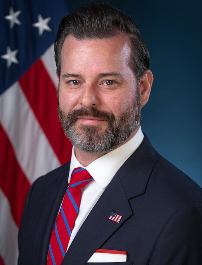 Jason Reding Quiñones, Fiscal de los Estados Unidos, posa para un retrato oficial con la bandera estadounidense de fondo. (United States Department of Justice)