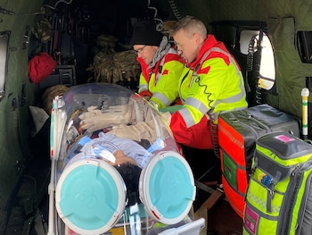 Médicos trasladan a un paciente