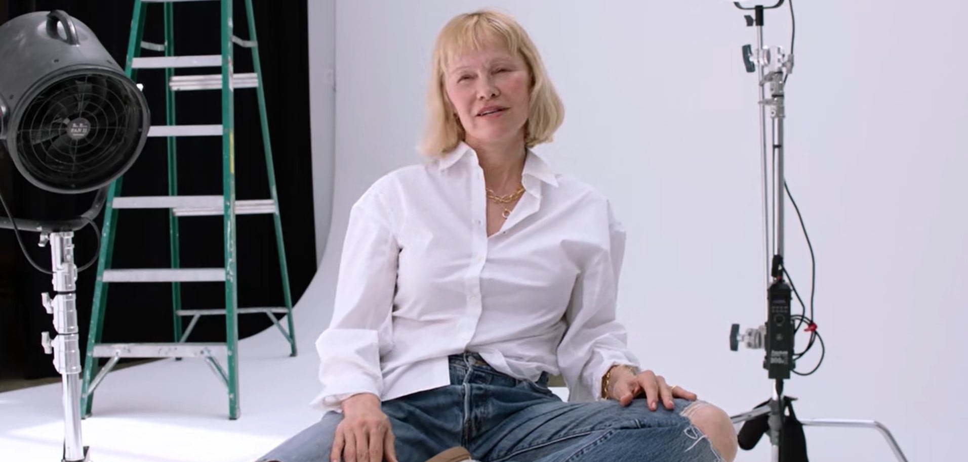 La actriz canadiense redefine su imagen y desafía los estándares de belleza tradicionales (Captura de video/Harper