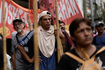 Los movimientos sociales anunciaron una nueva marcha contra el Gobierno el próximo 10 de abril (AP)
