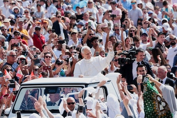 El Papa León XIV saluda,