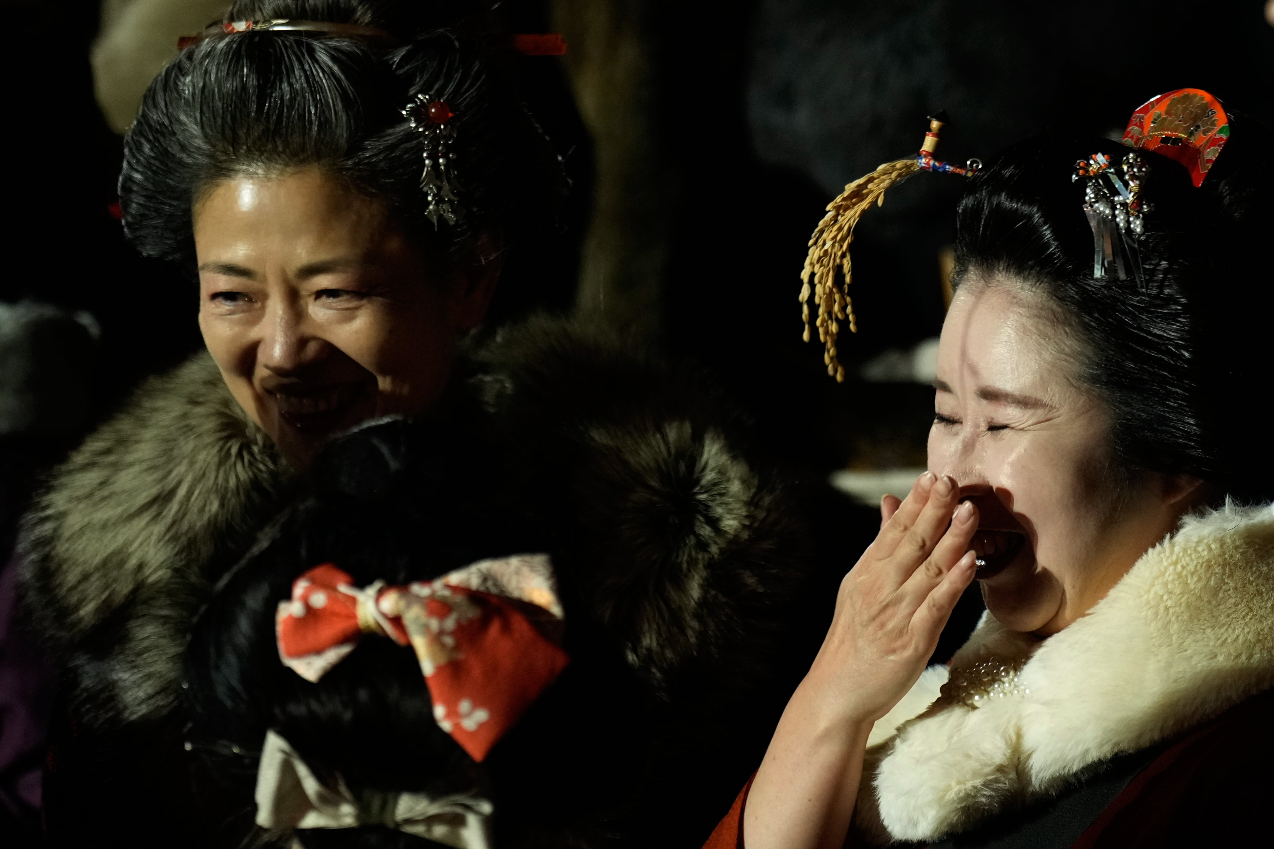 Fieles se reúnen para celebrar el Año Nuevo en el templo budista Zojoji. Tokio, 31 de diciembre de 2025. (Foto AP/Eugene Hoshiko)