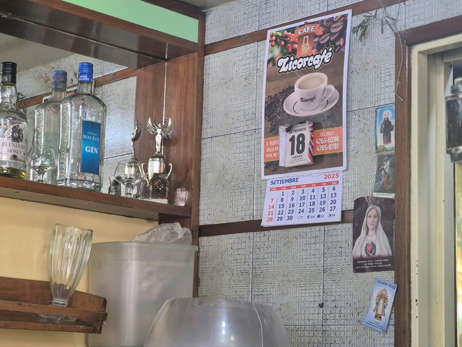 El bar dispone de un altarcito con imágenes religiosas y trofeos de campeonatos de los que nunca se sabe la disciplina